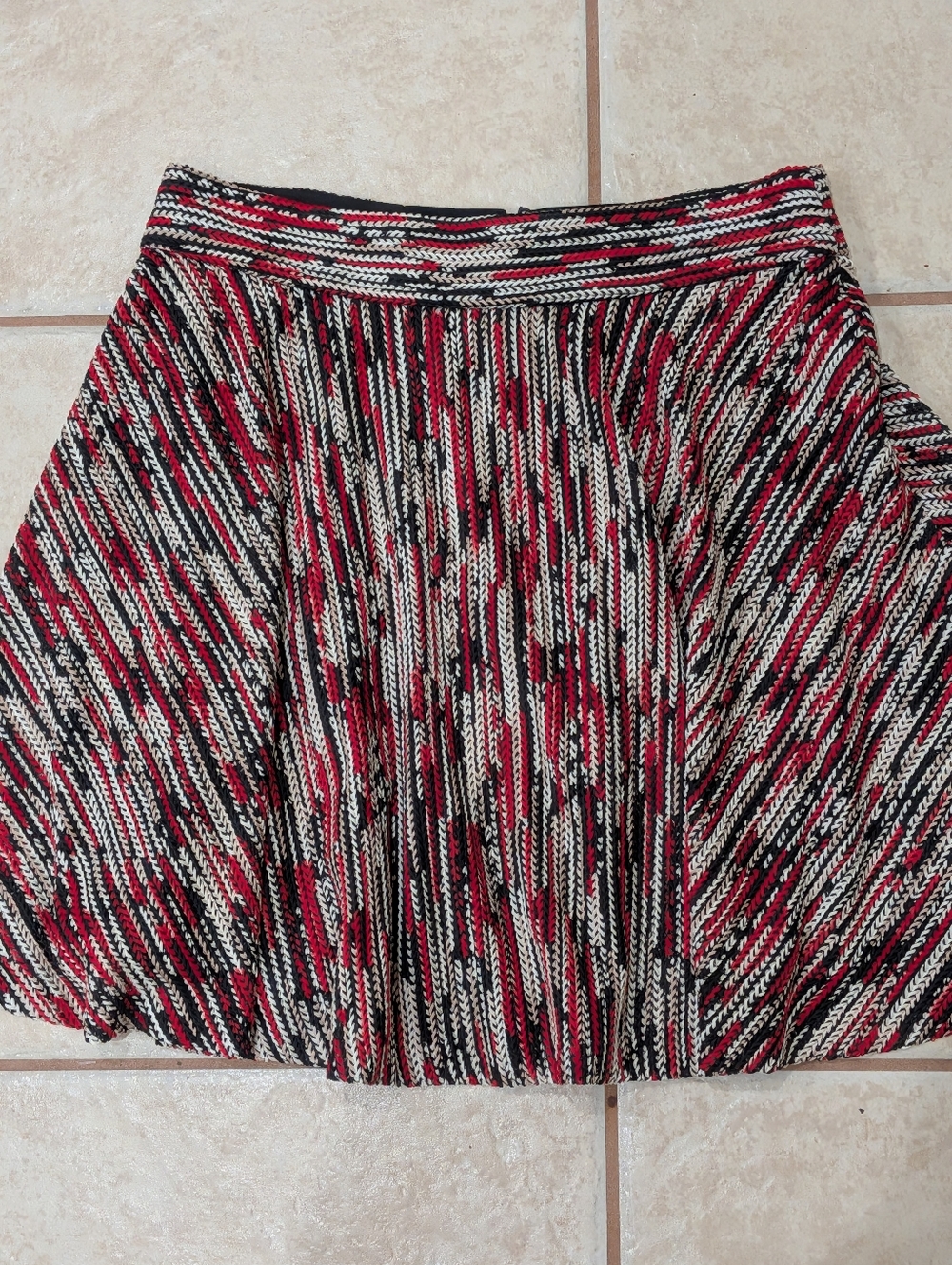 Alice + Olivia Black & Red Textured Skirt Size 10